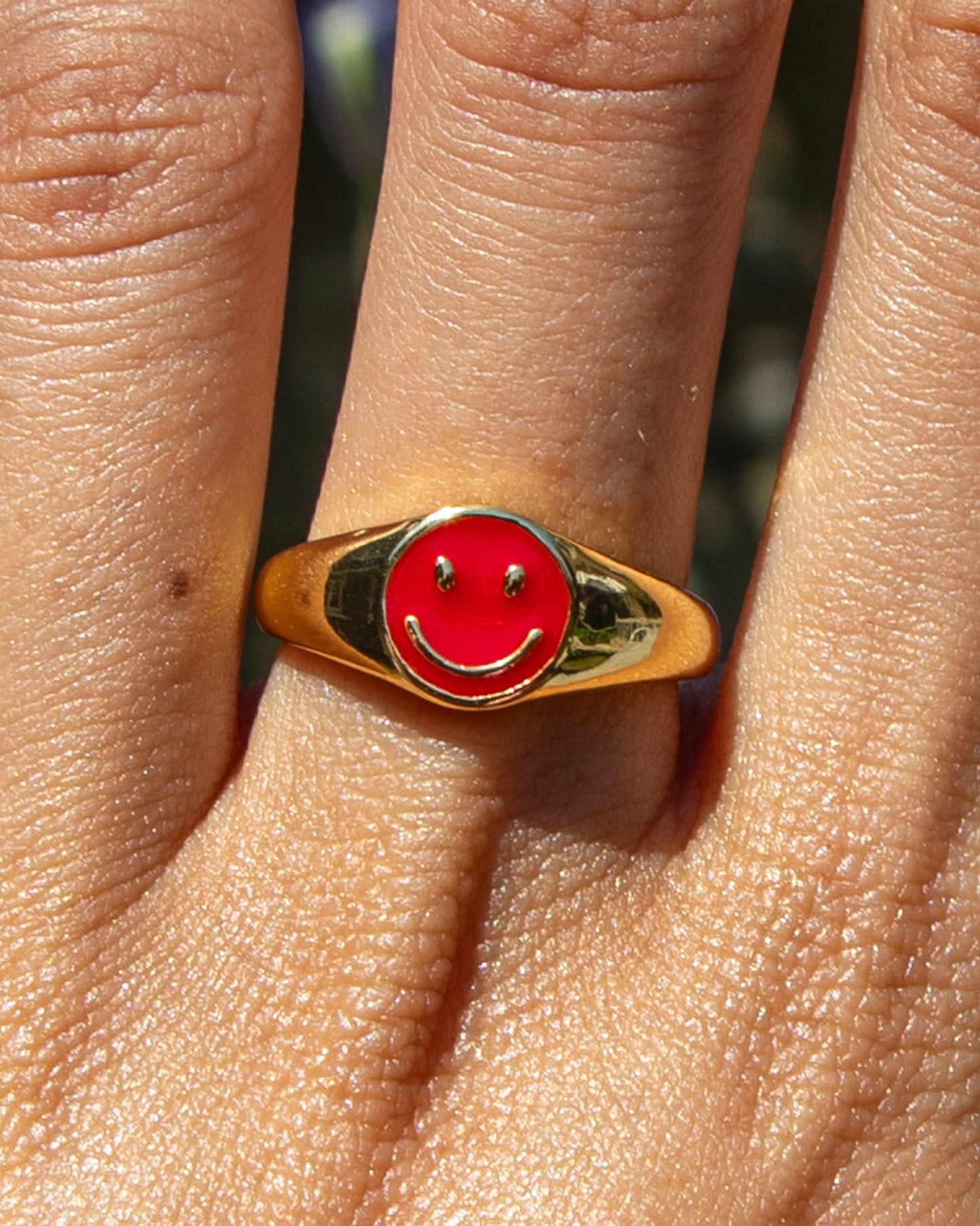 Smiley Face Ring Red 18k Gold
