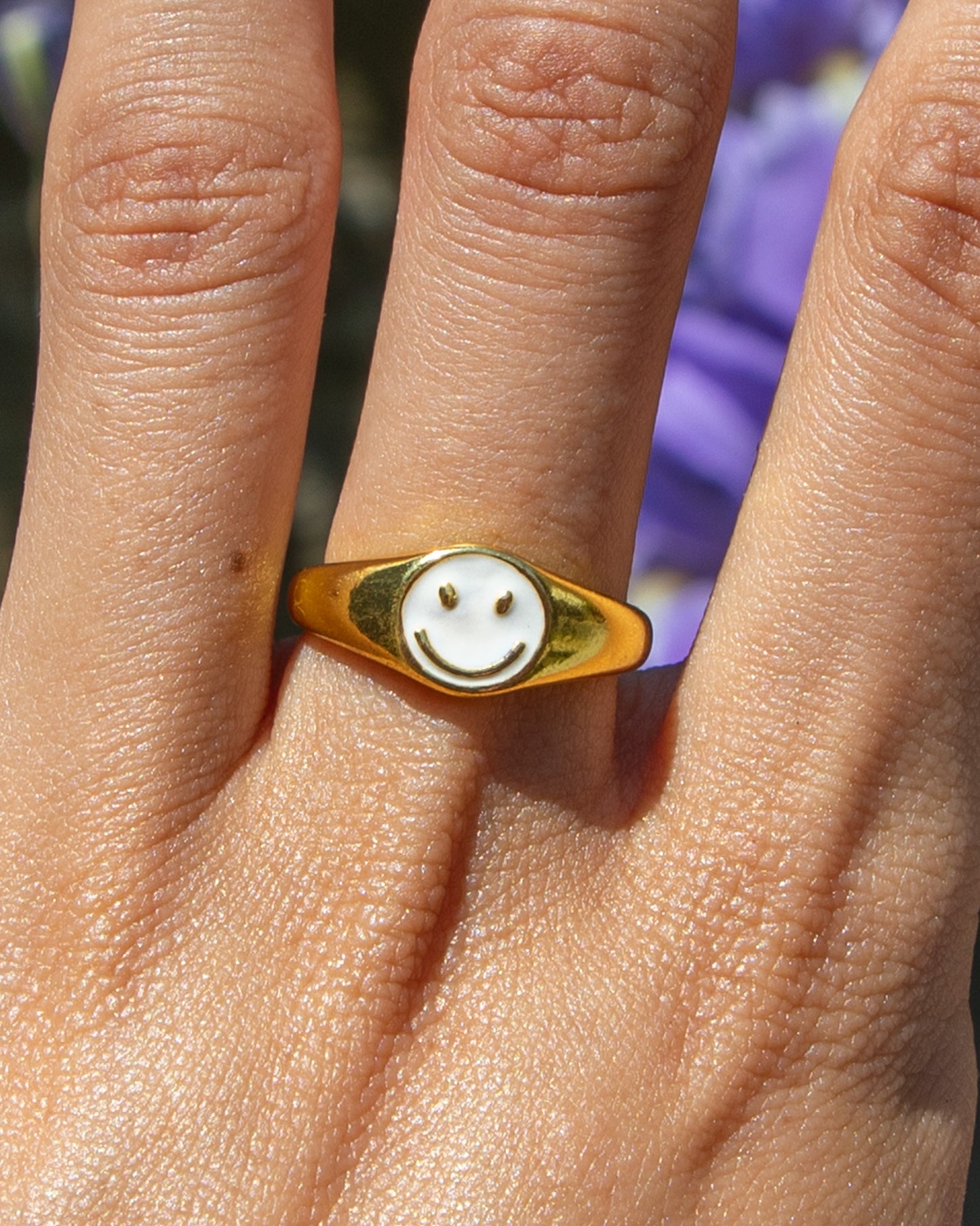 Smiley Face Ring White 18k Gold