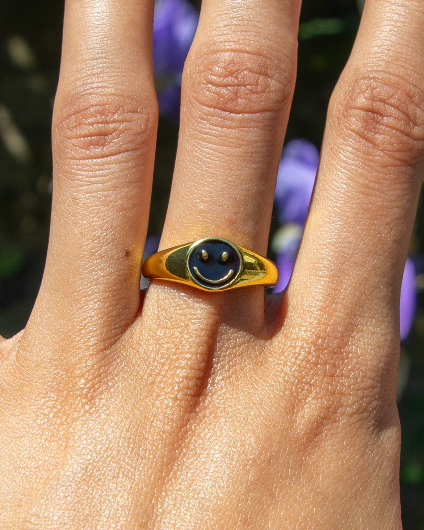 Smiley Face Ring Black 18k Gold