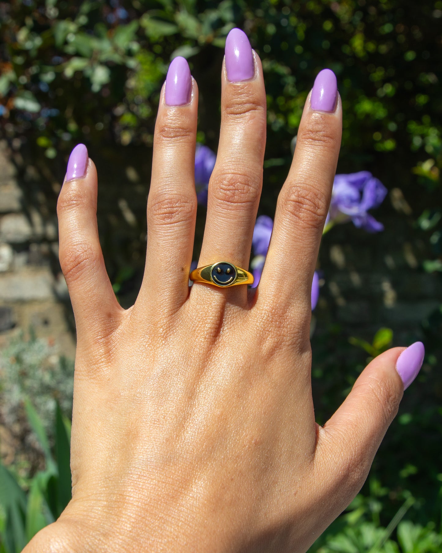 Smiley Face Ring Black 18k Gold