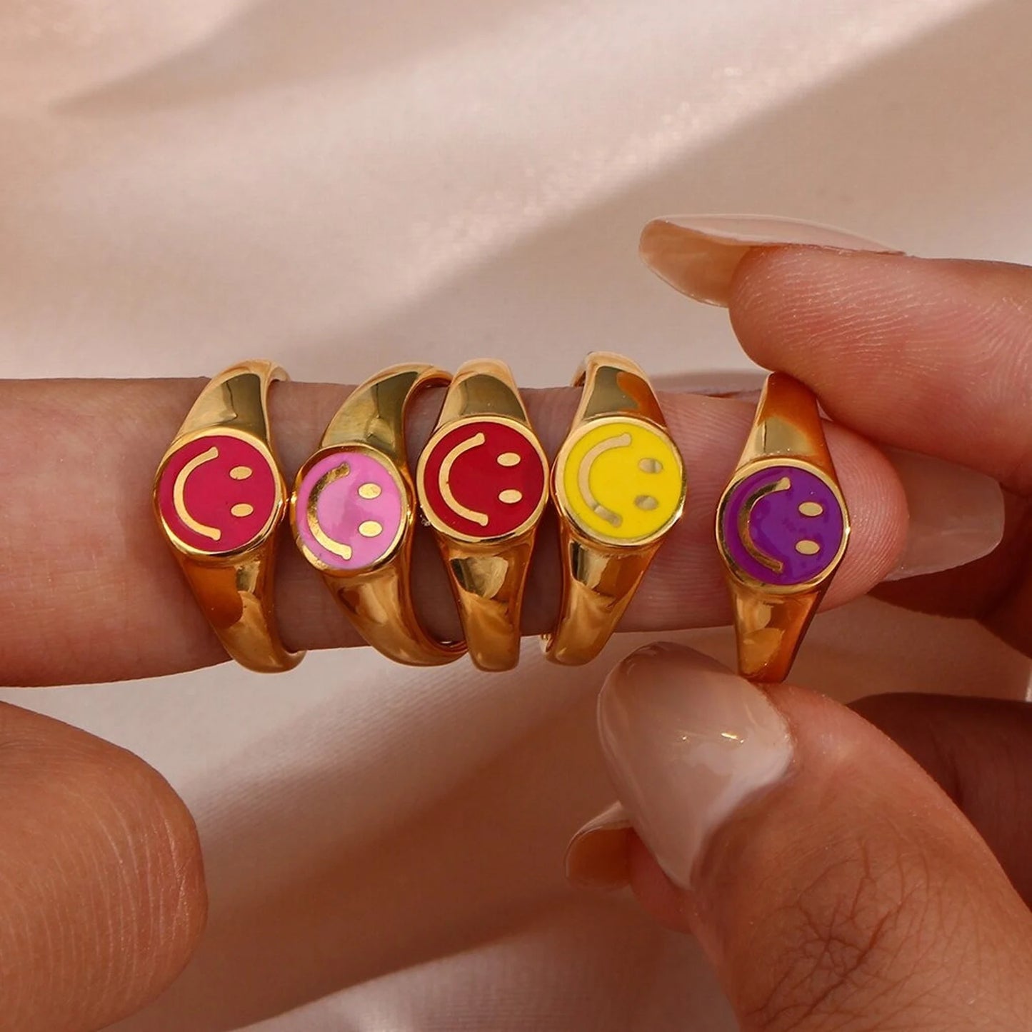 Smiley Face Ring 18k Gold