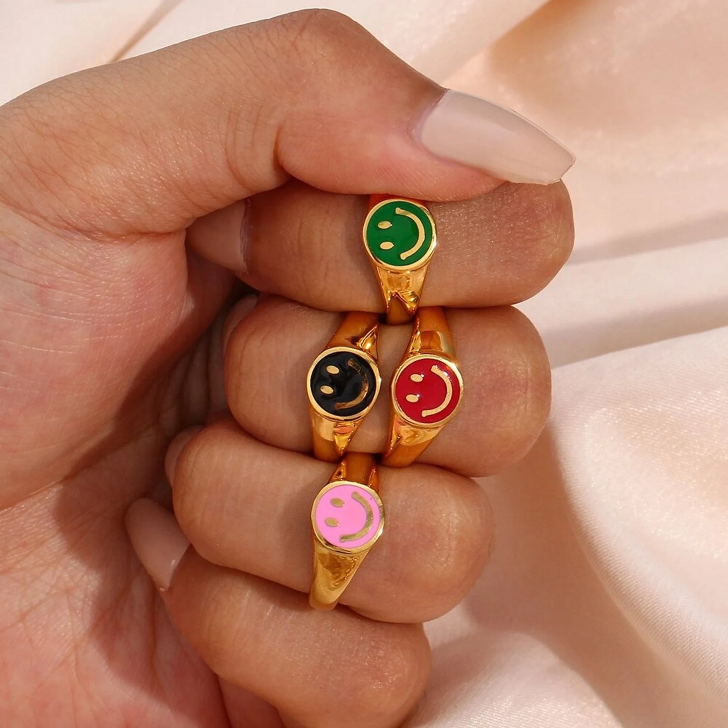 Smiley Face Ring 18k Gold